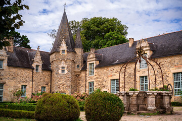 View of the Castle Park Rochefort en Terre and its well. Photography taken in Brittany, France. - obrazy, fototapety, plakaty