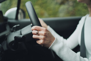 運転する女性の手
