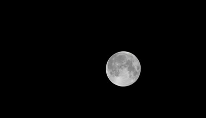 Luna piena nel cielo della notte