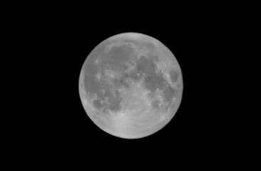 Luna piena nel cielo della notte © GjGj