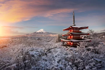 Abwaschbare Fototapete Chureito Pagoda with the background of Mount Fuji during winter. This is one of the famous spot to take pictures of Mount Fuji. © Travel mania