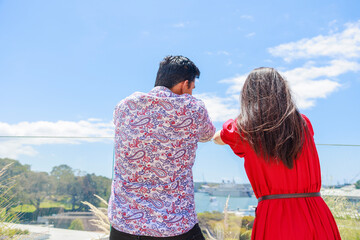 高台から美しいシドニーの景色を眺める国際カップル