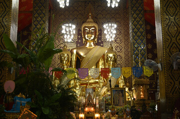 Phra Buddha Sitthimanee Sri Hariphunchai It is the main Buddha image. Large Maravichai posture...