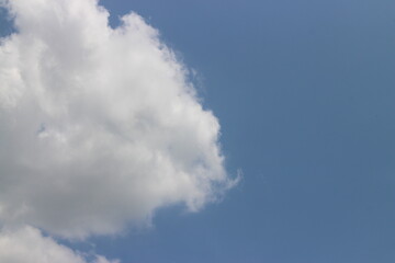 Obraz premium blue sky panorama background with tiny clouds