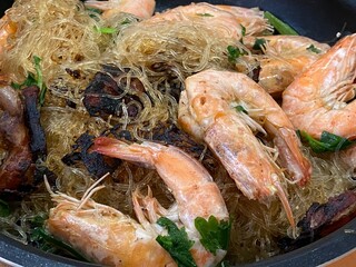 Obraz na płótnie Canvas Shrimps with vermicelli and vegetables in a pan