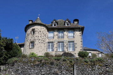 Fototapeta na wymiar Bâtiment typique, vu de l'extérieur, village de Salers, département du Cantal, France