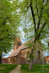 Die denkmalgeschützte Stadtkirche "St. Nikolai" in Kremmen im Frühling - Inschriften wurden retuschiert