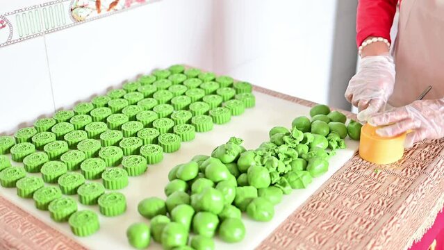 The making process of Chinese traditional gourmet pastry mugwort cake