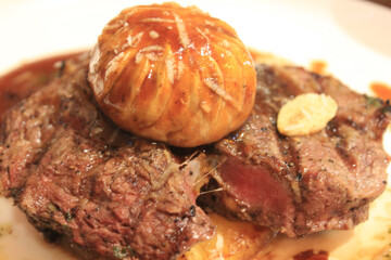 grilled steak with healthy vegetables