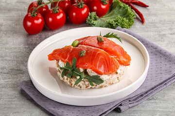 Crispy bread with salmon and cream cheese