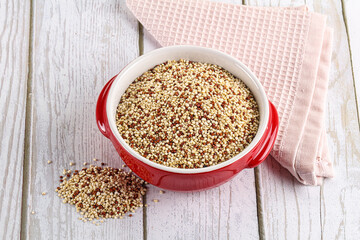 Raw dry quinoa cereal grain - 794884313