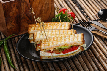 Grilled sandwich with cheese and tomato