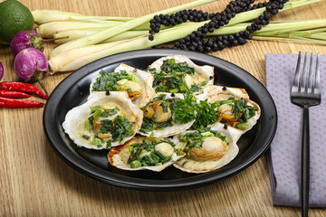 Grilled scallops with green onion
