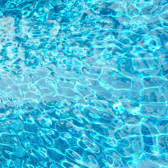 Sonnenlicht funkelt im klaren Wasser in einem Pool