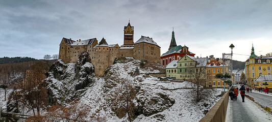 Burg und Stadt Loket im Winter
