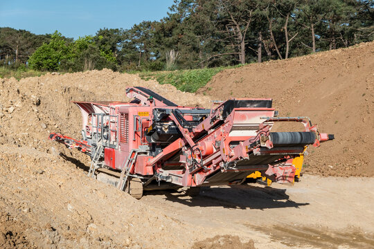 Britador de impacto horizontal. M&aacute;quina utilizada na ind&uacute;stria de minera&ccedil;&atilde;o e constru&ccedil;&atilde;o para reduzir o tamanho de materiais duros e abrasivos, como rochas e minerais, produzindo areia e cascalho