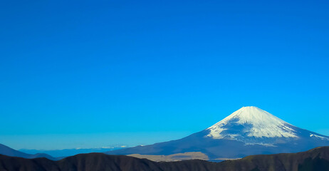 冠雪の富士山と青空、富士山のフレーム、富士山のヘッダー