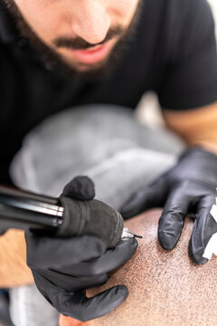 Detalle de maquina de tatuar realizando micropigmentaci&oacute;n capilar