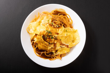 ミートソースオムパスタ（デミグラスソース）