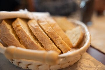 fette di pane fresco in un cestino, visto da vicino