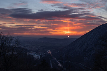 ampia visuale panoramica, dall'alto, dai pendii del Monte Santo in Slovenia, guardando verso l'area...