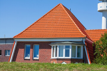 Rotes Dach und Wohngebäude aus Backstein, Wilhelmshaven, Niedersachsen, Deutschland