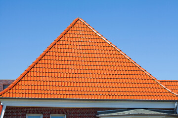 Rotes Dach und Wohngebäude aus Backstein, Wilhelmshaven, Niedersachsen, Deutschland - obrazy, fototapety, plakaty