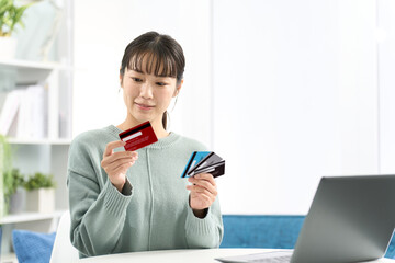 クレジットカードを選ぶ女性