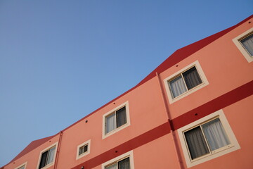 青い空とピンクの壁