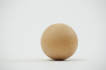 白背景で真横から撮影された木製の球
