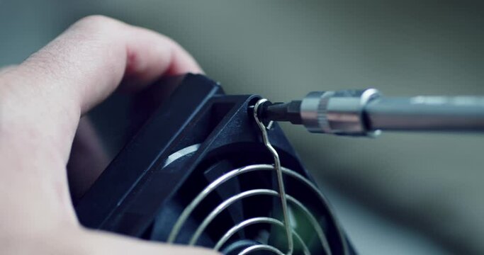 Master repairs the cooler fan for the motherboard