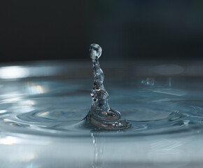 Migawka kropli wody, która spadła do zbiornika powodując falę i rozbryzg. © WeriYard