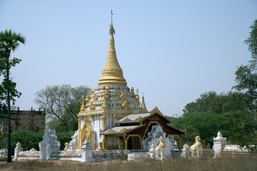 Fototapeta premium Myanmar temples Mouniwa view on a sunny spring day