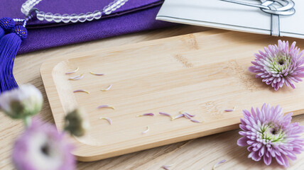 Fototapeta na wymiar 紫色の菊の花　日本の葬儀葬式の背景　コピースペース
