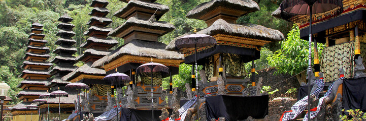 Bali Tempel mit weißen und gelben Schirmen, Bali, Indonesien, Panorama  - obrazy, fototapety, plakaty