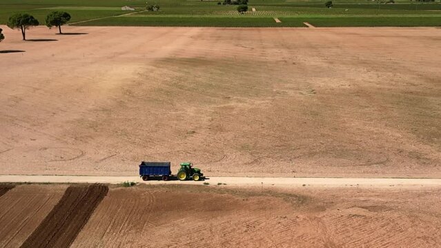 TRACTOR CIRCULANDO POR EL CAMPO