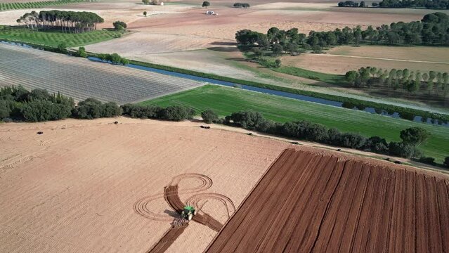 TRACTOR ARANDO JUNTO A RIO