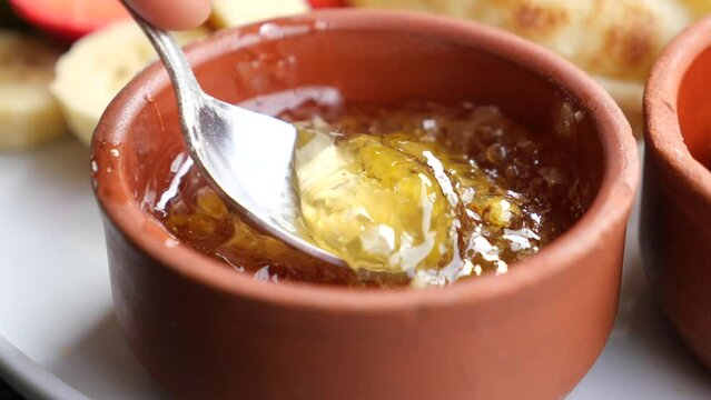  sliver spoon pick fresh honey 