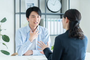 アドバイザーに相談する若い日本人の男性