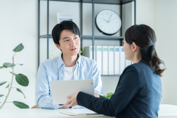 アドバイザーに相談する若い日本人の男性