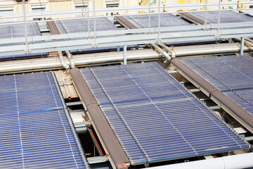 Installation on a roof of large solar thermal vacuum tube plates for heating