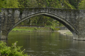 Le pont médiéval à arches traversant la Semois en pleine nature bucolique à Bouillon 