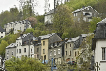 Maisons typiques et étroites à flanc de colline à Bouillon 