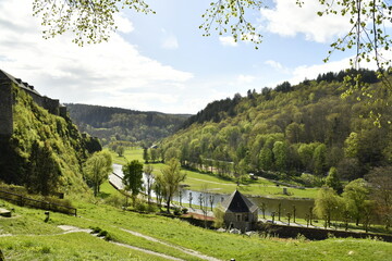 La vallée de la Semois à la végétation luxuriante au printemps à Bouillon