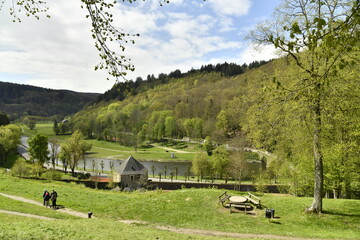 Le parc Champs l'Évêque dans la vallée verdoyante de la Semois à Bouillon