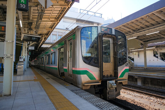 仙台駅に停車している仙山線、JR東日本E721系電車
