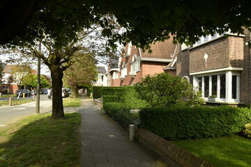 Obraz premium L'une des rues dans le quartier résidentiel à proximité du Vrijbroekpark à Malines