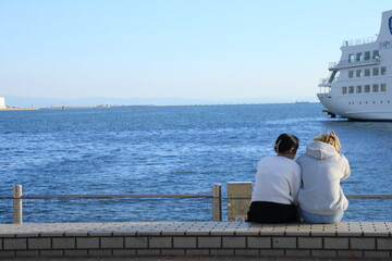 神戸港の風景：メリケンパークから海を眺めるカップル
