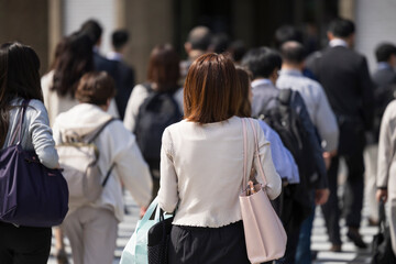 ビジネス街の横断歩道を渡る日本人女性の後ろ姿 - obrazy, fototapety, plakaty