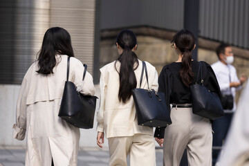 スーツ姿の若い日本人女性たちの歩く後ろ姿 - obrazy, fototapety, plakaty